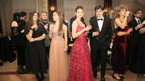 Trzy polonezy i szampańska zabawa „Elektryczniaka”. Studniówka w Hotelu Arkas do białego rana