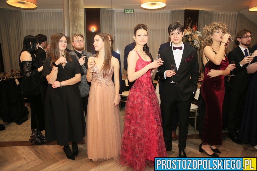 Trzy polonezy i szampańska zabawa „Elektryczniaka”. Studniówka w Hotelu Arkas do białego rana