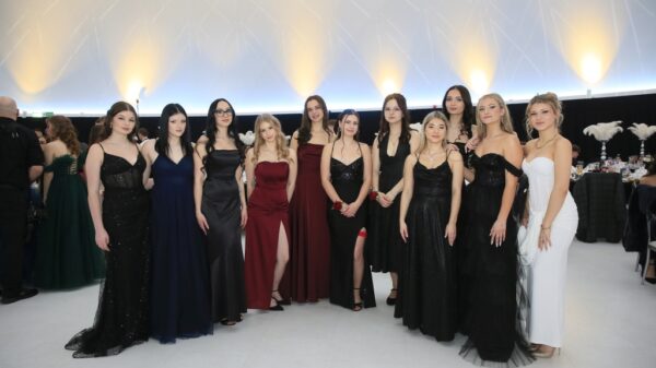 Studniówka „Pomologii” w Opolu. Maturzyści z Prószkowa bawią się w sali „Opolanka”