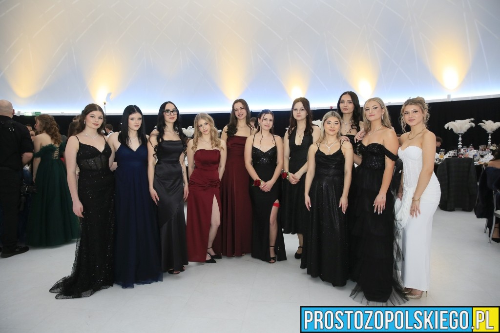 Studniówka „Pomologii” w Opolu. Maturzyści z Prószkowa bawią się w sali „Opolanka”