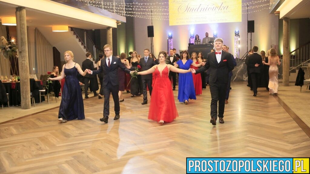 Studniówka Zespołu Szkół Ekonomicznych w Opolu. Wzruszająca minuta ciszy i wyjątkowy bal w Arkas