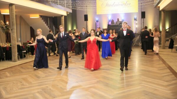 Studniówka Zespołu Szkół Ekonomicznych w Opolu. Wzruszająca minuta ciszy i wyjątkowy bal w Arkas