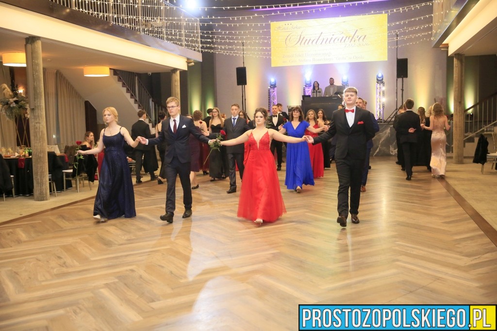 Studniówka Zespołu Szkół Ekonomicznych w Opolu. Wzruszająca minuta ciszy i wyjątkowy bal w Arkas