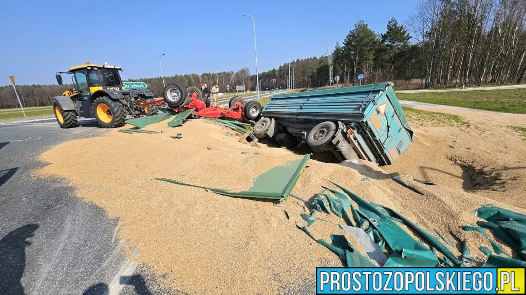 Wypadek na DK45 w Bierdzanach. Przewrócony ciągnik ze zbożem zablokował drogę