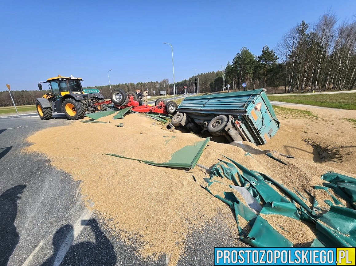 Wypadek na DK45 w Bierdzanach. Przewrócony ciągnik ze zbożem zablokował drogę
