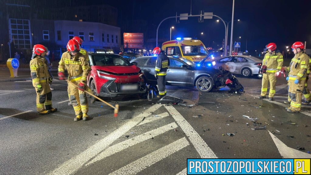 Kolizja w Kędzierzynie-Koźlu. Zderzenie toyoty i audi na skrzyżowaniu Wojska Polskiego i al. Jana Pawła II