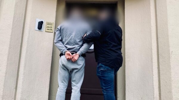 Atak pseudokibiców podczas meczu w Skoroszycach. Policja zatrzymała dwóch mężczyzn