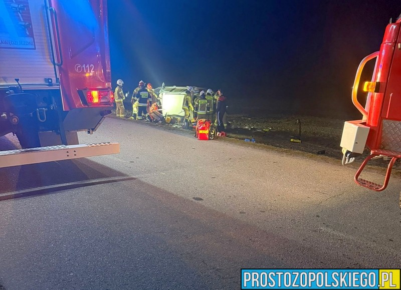 Dachowanie auta w&nbsp;Starościnie. Jedna osoba uwięziona, droga całkowicie zablokowana