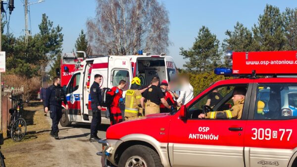 Tragiczny finał zdarzenia w Dylakach. Mężczyzna przygnieciony przez drzewo nie żyje