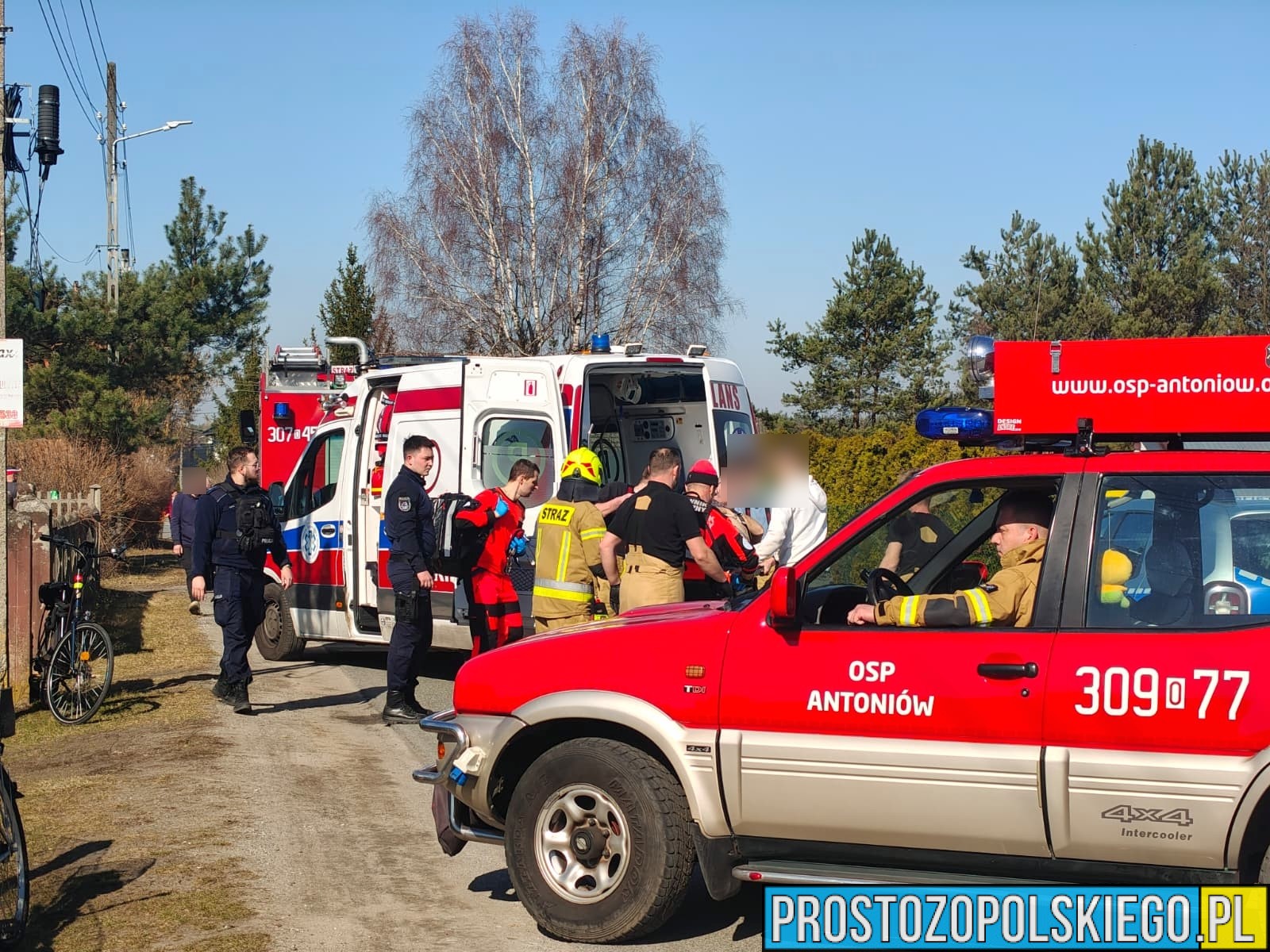 Tragiczny finał zdarzenia w Dylakach. Mężczyzna przygnieciony przez drzewo nie żyje