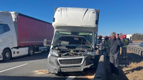 Wypadek na autostradzie A4 w kierunku Katowic. Bus uderzył w bariery energochłonne