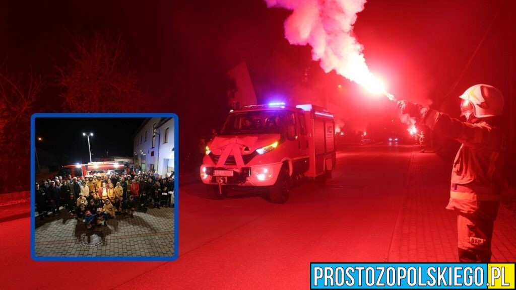 27 marca 2026 roku o godzinie 19:00 w jednostce Ochotnicza Straż Pożarna Opole-Bierkowice odbyło się uroczyste powitanie nowego samochodu ratowniczo-gaśniczego. Wydarzenie zgromadziło nie tylko druhów, ale również licznych mieszkańców oraz zaproszonych gości, w tym emerytowanych strażaków. Nowy pojazd został wyposażony w nowoczesny sprzęt, który znacząco zwiększy możliwości operacyjne jednostki. Na jego pokładzie znajduje się m.in. sprzęt do ratownictwa technicznego oraz zbiornik na wodę przystosowany do szybkich działań gaśniczych. Samochód cechuje się także wysoką mobilnością, co ma ogromne znaczenie podczas dojazdów do trudno dostępnych miejsc. Uroczystość rozpoczęła się w wyjątkowy sposób. Nowy wóz wjechał na teren jednostki w asyście innych pojazdów z OSP Opole-Bierkowice. Strażacy utworzyli efektowny kordon z czerwonymi racami, nadając wydarzeniu podniosły i symboliczny charakter. Przybycie pojazdu spotkało się z entuzjastycznym przyjęciem zgromadzonych mieszkańców. Podczas wydarzenia odbyło się również poświęcenie samochodu przez księdza z pobliskiej parafii. Oprawę muzyczną zapewniła orkiestra parafialna ze Szczepanowic, która uświetniła ceremonię i nadała jej wyjątkowego klimatu. Nie zabrakło także wspólnego zdjęcia pamiątkowego, w którym udział wzięli druhowie, mieszkańcy oraz zaproszeni goście, w tym emerytowani strażacy. Po części oficjalnej uczestnicy mieli okazję z bliska obejrzeć nowy pojazd, zapoznać się z jego wyposażeniem oraz porozmawiać ze strażakami o jego możliwościach. Zwieńczeniem uroczystości był poczęstunek, który stał się okazją do integracji lokalnej społeczności oraz wspólnego świętowania tego ważnego momentu dla jednostki. Nowy samochód to nie tylko realne wzmocnienie bezpieczeństwa mieszkańców, ale także ogromna motywacja dla druhów, którzy na co dzień pełnią służbę społecznie, z pełnym zaangażowaniem i gotowością do niesienia pomocy. Tego typu inwestycje pokazują, jak ważną rolę odgrywają jednostki OSP w systemie bezpieczeństwa i jak silne wsparcie mają w lokalnej społeczności. Uroczystość w Opolu-Bierkowicach była nie tylko prezentacją nowego sprzętu, ale przede wszystkim wyrazem jedności, tradycji i dumy z działalności strażackiej.