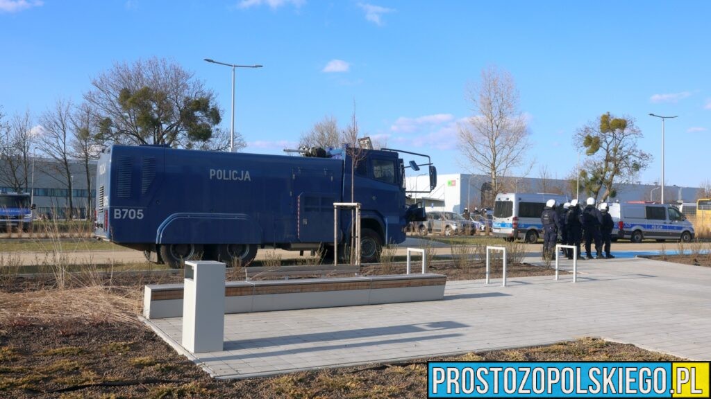 Armatka wodna – kiedy i dlaczego jest używana? Pojawiła się na meczu Odra Opole – Wisła Kraków