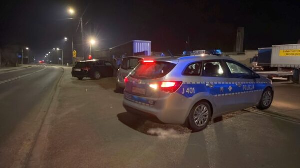 Uciekał przed policją i uderzył w nieoznakowany radiowóz. Miał przy sobie narkotyki