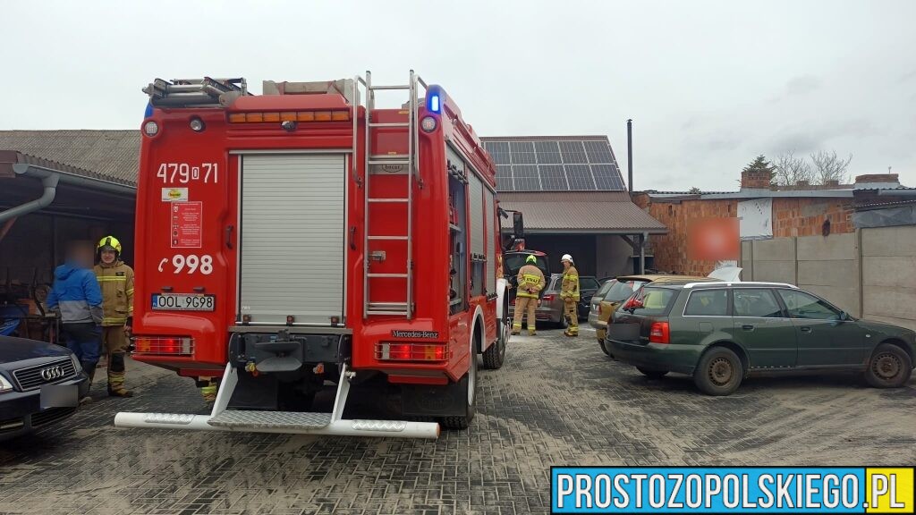Pożar samochodu w Strojcu. Audi stanęło w ogniu na terenie warsztatu