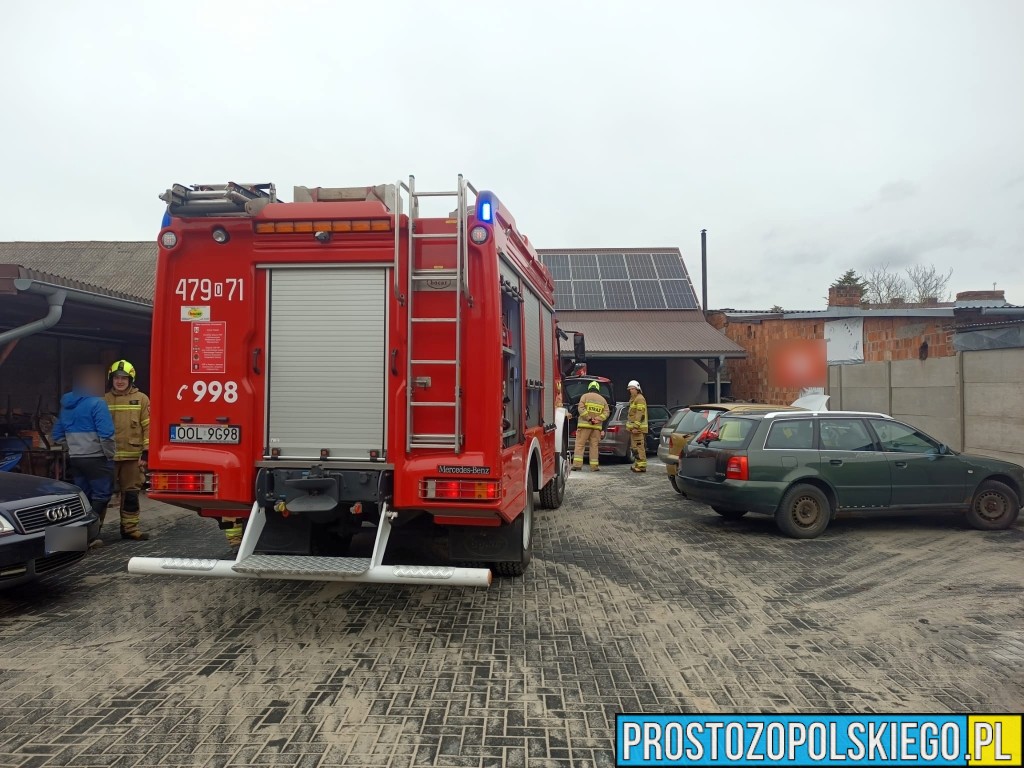 Pożar samochodu w Strojcu. Audi stanęło w ogniu na terenie warsztatu