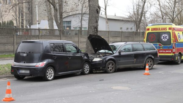 Poważny wypadek na ul. Budowlanych. 68-latek zasłabł za kierownicą, trwa walka o jego życie