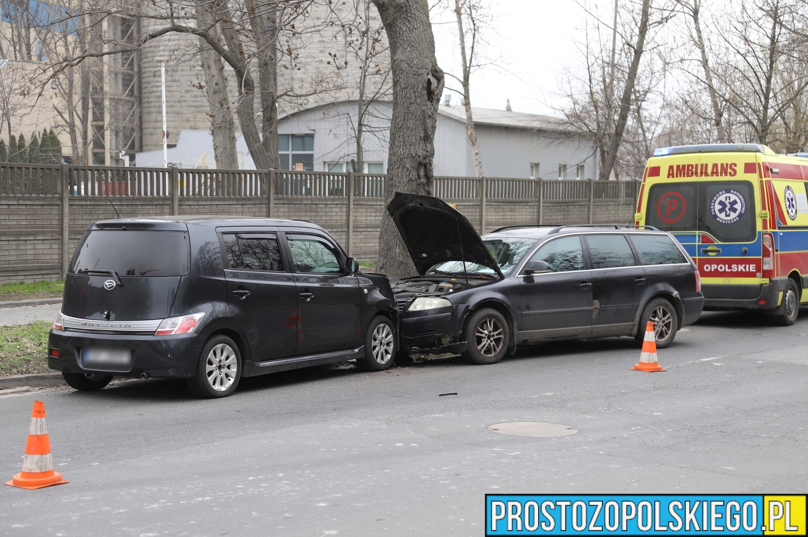 Poważny wypadek na ul. Budowlanych. 68-latek zasłabł za kierownicą, trwa walka o jego życie