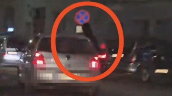 Nysa: jedna kontrola drogowa i aż pięć mandatów. Pasażerka siedziała na drzwiach auta