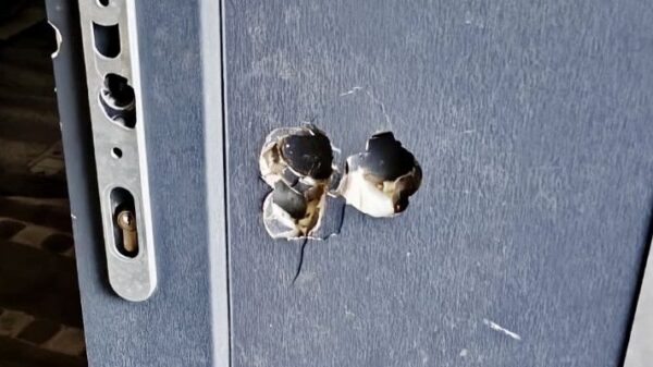 Wtargnęli do domu i ukradli auto. Ukryli się na strychu za meblami