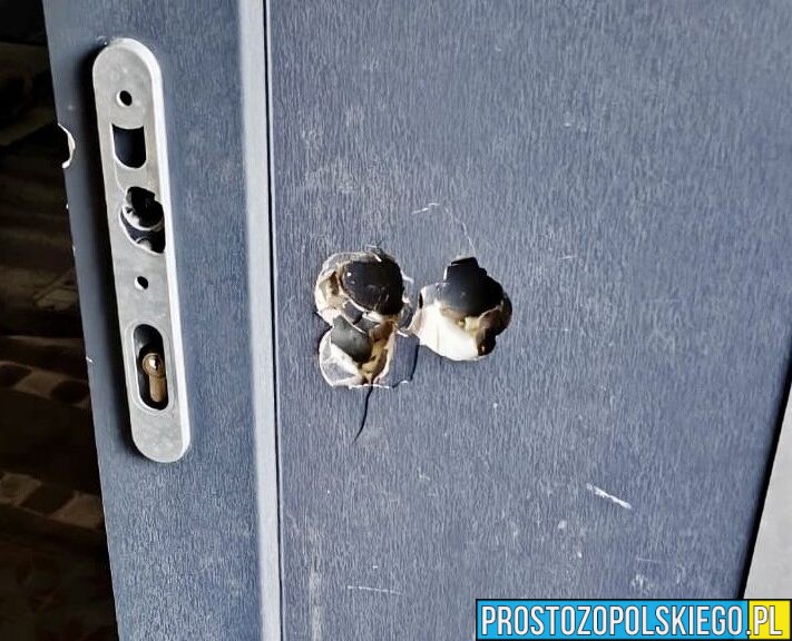 Wtargnęli do domu i ukradli auto. Ukryli się na strychu za meblami