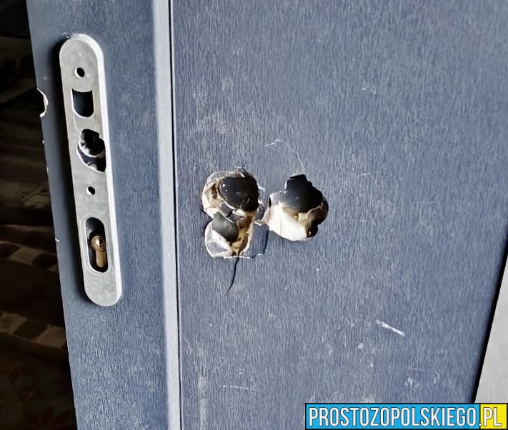 Wtargnęli do domu i ukradli auto. Ukryli się na strychu za meblami