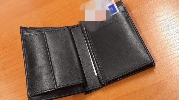 Kradzież perfum w Grodkowie. Złodziej zgubił portfel