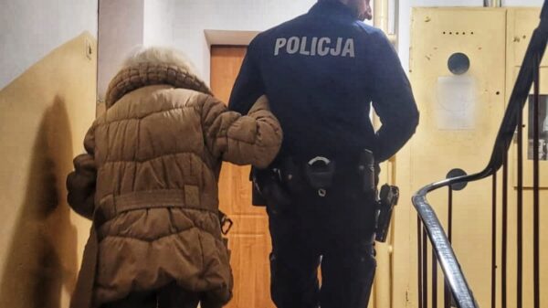 Zagubiona seniorka odnaleziona na dworcu w Brzegu. Dzięki policjantom bezpiecznie wróciła do domu