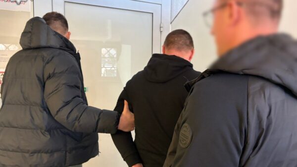 Niemodlin: nie wrócił z przepustki z więzienia. Policja zatrzymała 35-latka z narkotykami i kluczykami do skradzionego auta