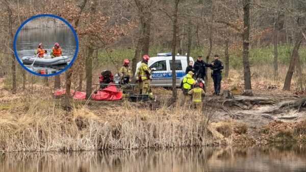 Akcja służb w lesie koło Kuźniczki. Przy jeziorze znaleziono porzucone ubrania