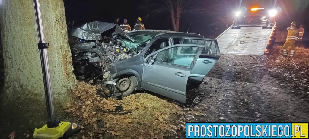 Dramatyczny wypadek na trasie Siemysłów – Starościn. 23-latek zakleszczony w aucie
