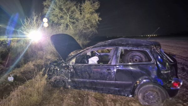 Dachowanie auta po zderzeniu w Magnuszowicach. Jedna osoba trafiła do szpitala