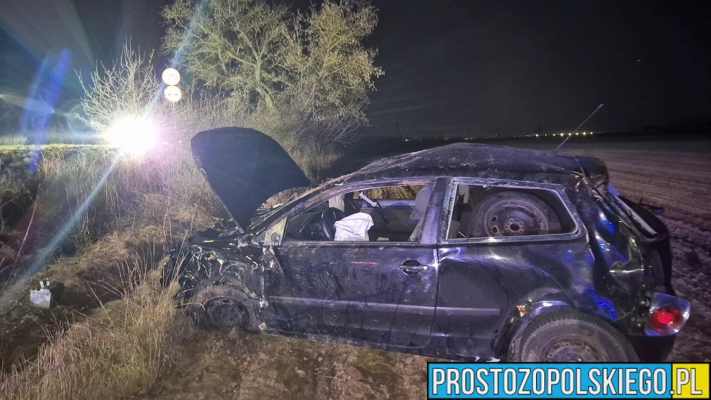 Dachowanie auta po zderzeniu w Magnuszowicach. Jedna osoba trafiła do szpitala