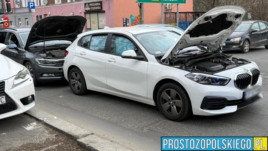 Wypadek na ul. Wrocławskiej w Opolu. Zderzenie dwóch aut, jedna osoba poszkodowana