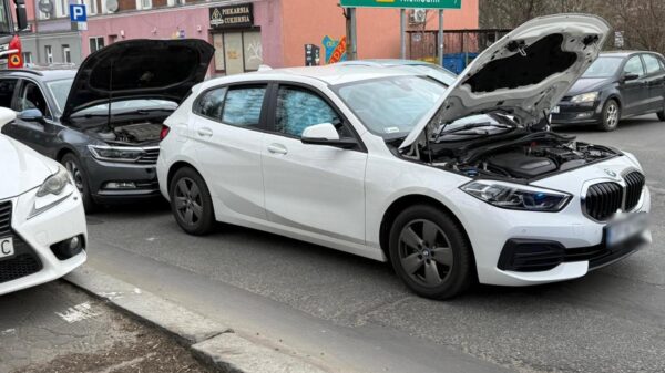 Wypadek na ul. Wrocławskiej w Opolu. Zderzenie dwóch aut, jedna osoba poszkodowana