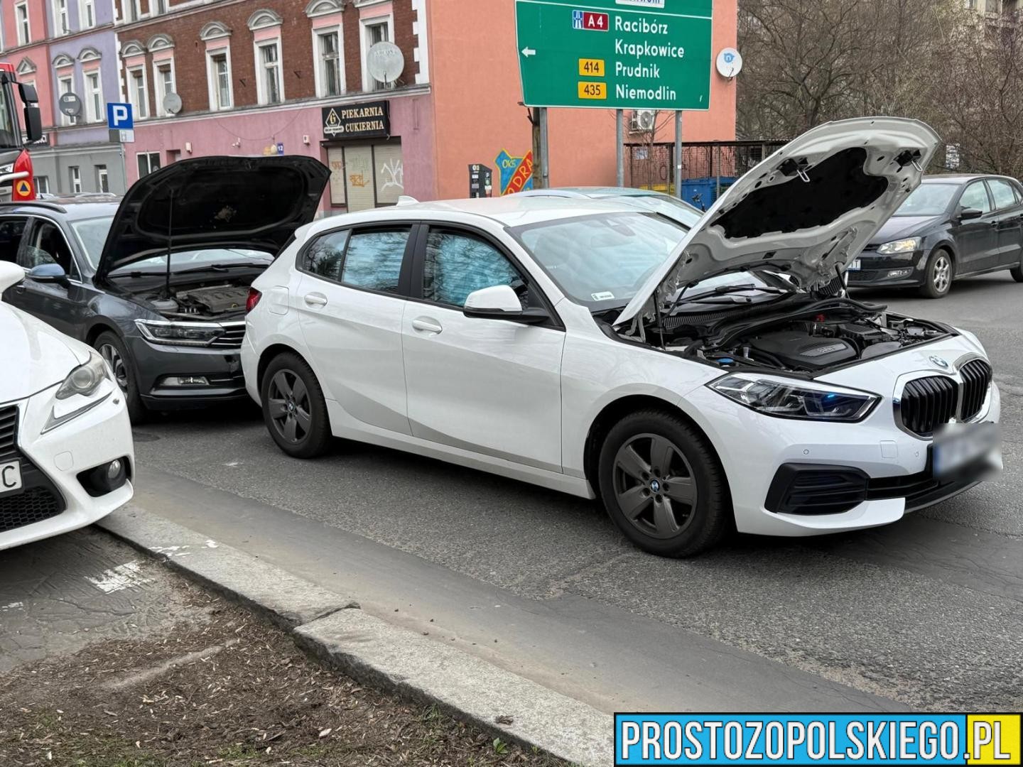 Wypadek na ul. Wrocławskiej w Opolu. Zderzenie dwóch aut, jedna osoba poszkodowana
