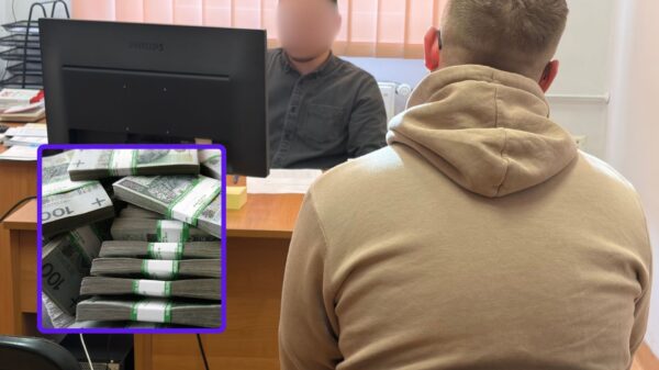 Opole: Policjanci po służbie zatrzymali oszusta. Chciał odebrać od seniora 150 tysięcy złotych