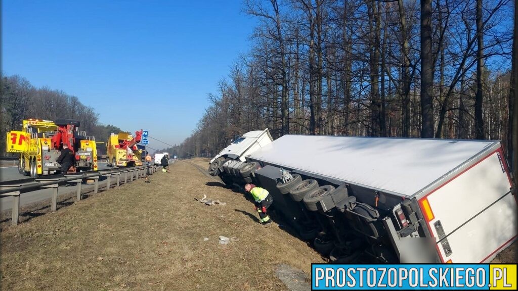TIR wpadł do rowu na autostradzie A4 pod Opolem. Nocna akcja służb