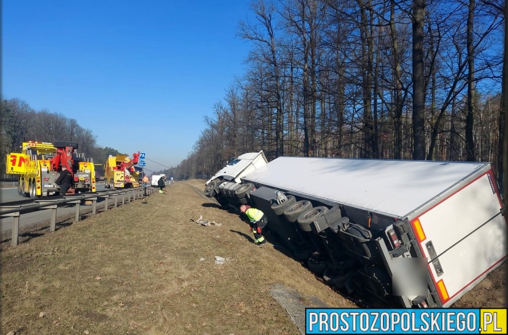 TIR wpadł do rowu na autostradzie A4 pod Opolem. Nocna akcja służb