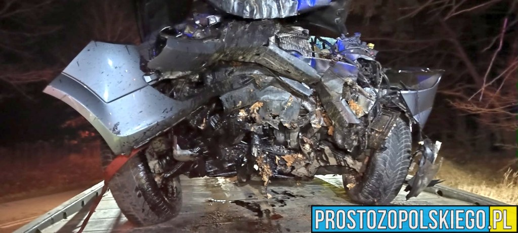 Dramatyczny wypadek na&nbsp;trasie Siemysłów – Starościn. 23-latek zakleszczony w&nbsp;aucie