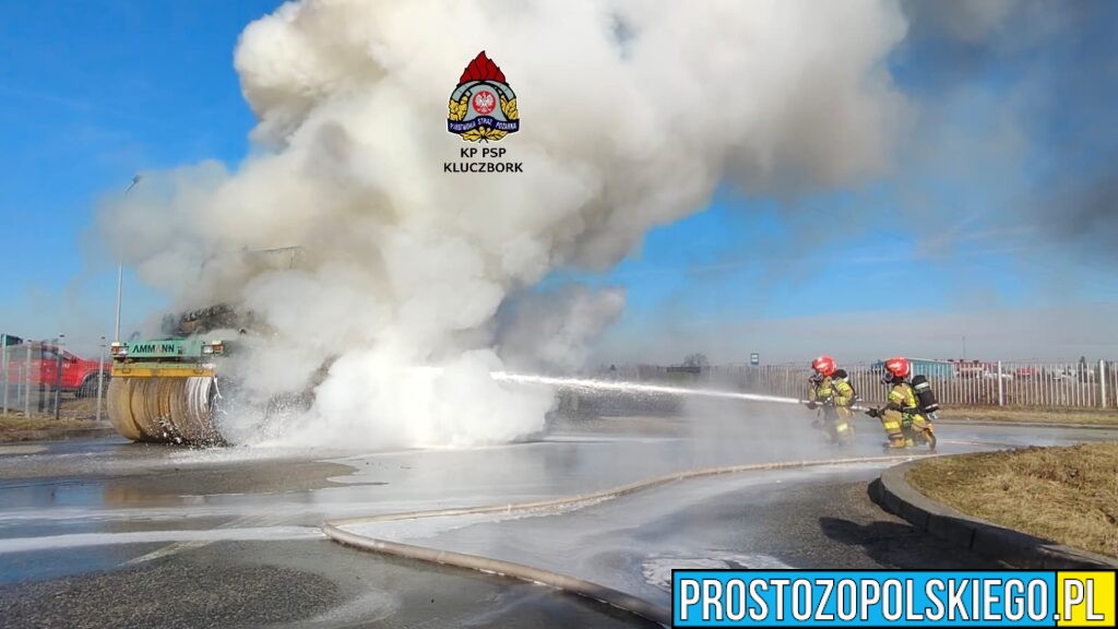 Pożar walca drogowego na DK42 pod Kluczborkiem. Maszyna spłonęła doszczętnie