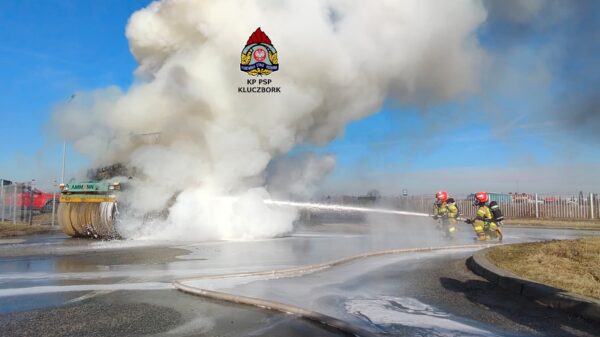 Pożar walca drogowego na DK42 pod Kluczborkiem. Maszyna spłonęła doszczętnie