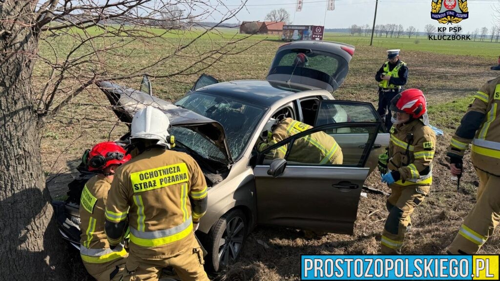 Wypadek na DK45 w Kuniowie. Samochód uderzył w drzewo, wśród uczestników dwoje dzieci