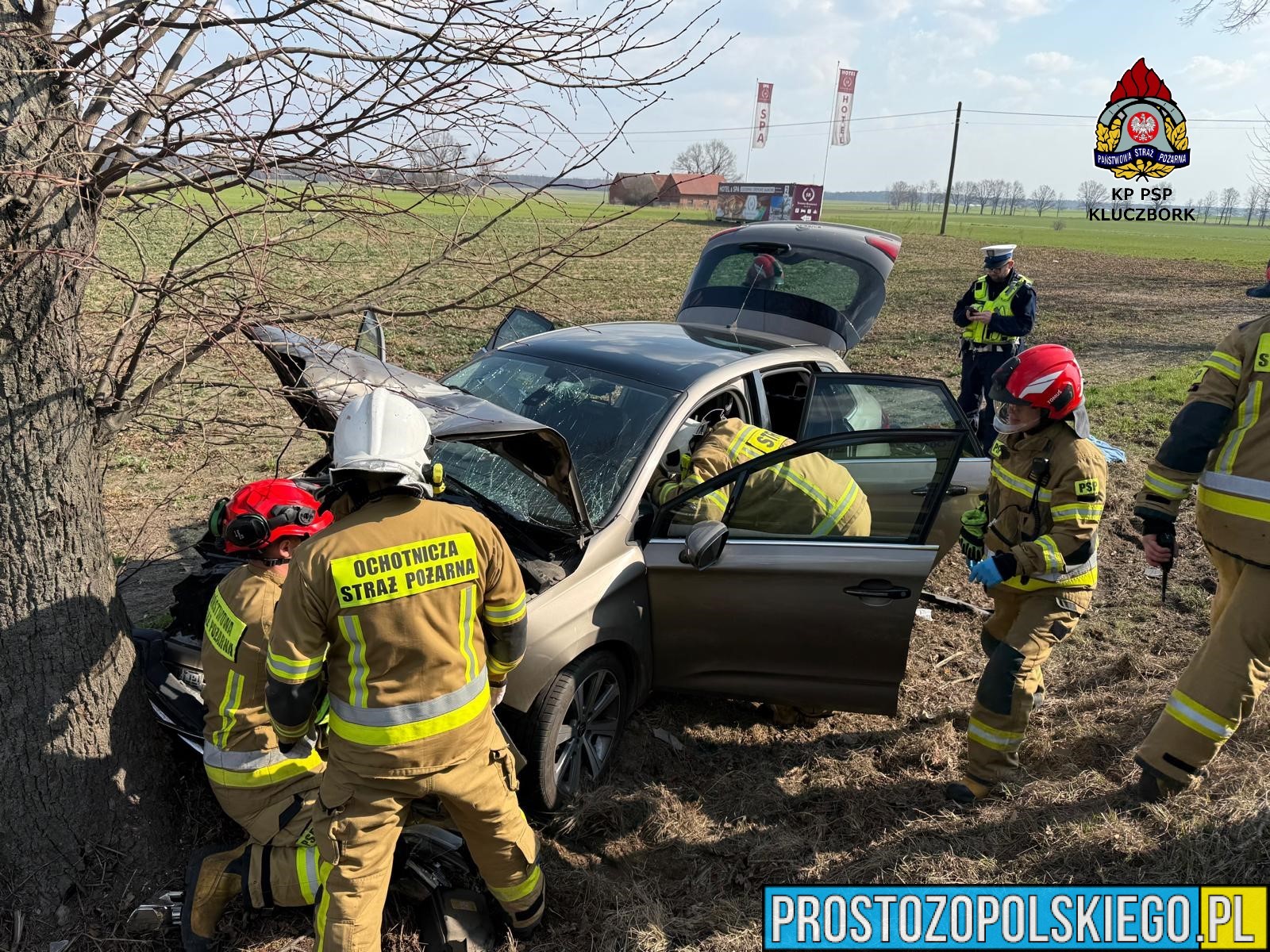 Wypadek na DK45 w Kuniowie. Samochód uderzył w drzewo, wśród uczestników dwoje dzieci