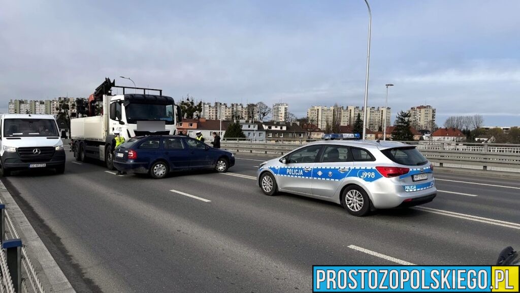 Kolizja na ul. Niemodlińskiej w Opolu. Zderzenie osobówki z ciężarówką