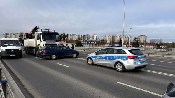 Kolizja na ul. Niemodlińskiej w Opolu. Zderzenie osobówki z ciężarówką