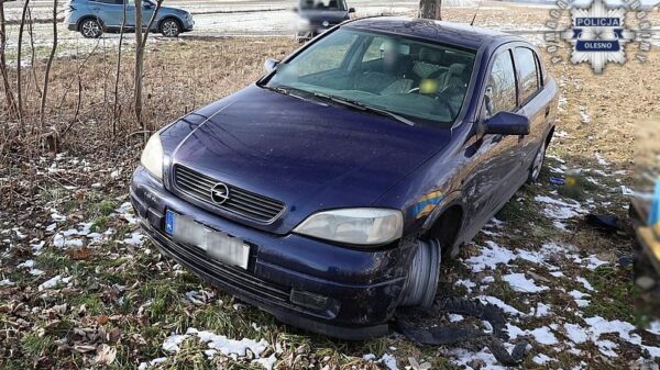 Ukradł opla spod domu. Porzucił auto na polnej drodze, bo nie potrafił nim dalej jechać