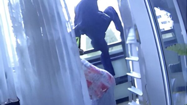 Liczyła się każda sekunda, a zamknięte drzwi do mieszkania stanowiły poważną przeszkodę. Dzięki czujności rodziny, pomocy sąsiedzkiej oraz zdecydowanej reakcji policjantów z Komenda Miejska Policji w Opolu udało się uratować życie 67-letniego mieszkańca Opola. Niepokojące zgłoszenie od córki Dyżurny Komisariatu Policji II w Opolu otrzymał zgłoszenie od zaniepokojonej kobiety, która od dłuższego czasu nie mogła skontaktować się ze swoim ojcem. 67-latek nie odbierał telefonu ani nie otwierał drzwi mieszkania, w którym na co dzień przebywał wraz ze swoją schorowaną, 88-letnią matką. Dodatkowo kobieta przekazała, że z balkonu sąsiedniego mieszkania widać jej ojca leżącego na podłodze bez oznak ruchu. Szybka decyzja i wejście przez balkon Na miejsce natychmiast skierowano policjantów z Samodzielnego Pododdziału Prewencji Policji w Opolu. Funkcjonariusze po przybyciu potwierdzili, że drzwi do mieszkania są zamknięte, a znajdujący się w środku mężczyzna nie reaguje. Nie tracąc czasu, mundurowi podjęli decyzję o wejściu do lokalu przez balkon sąsiedniego mieszkania. Dzięki uchylonym drzwiom balkonowym szybko dostali się do środka. Nieprzytomny mężczyzna i natychmiastowa pomoc W mieszkaniu policjanci odnaleźli nieprzytomnego 67-latka leżącego na podłodze. Jak się okazało, mężczyzna najprawdopodobniej potknął się i upadając, uderzył o podłogę, tracąc przytomność. Funkcjonariusze natychmiast udzielili mu pierwszej pomocy oraz wezwali zespół ratownictwa medycznego. Decyzją medyków mężczyzna został przetransportowany do szpitala. Czujność i szybka reakcja uratowały życie Najprawdopodobniej to właśnie szybka reakcja rodziny, pomoc sąsiadów oraz zdecydowane działania policjantów sprawiły, że pomoc dotarła na czas i nie doszło do tragedii. Źródło: Komenda Miejska Policji w Opolu