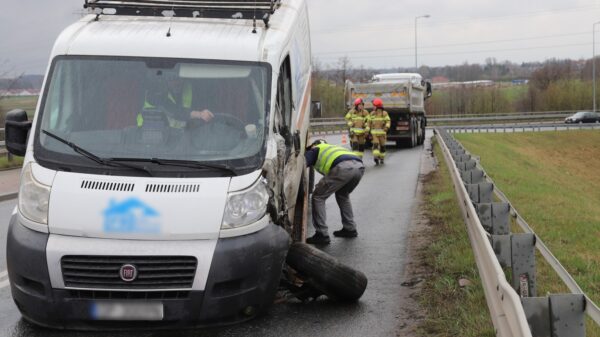 Kolizja na „Ślimaku” w Opolu. Zderzenie ciężarówki z autem dostawczym