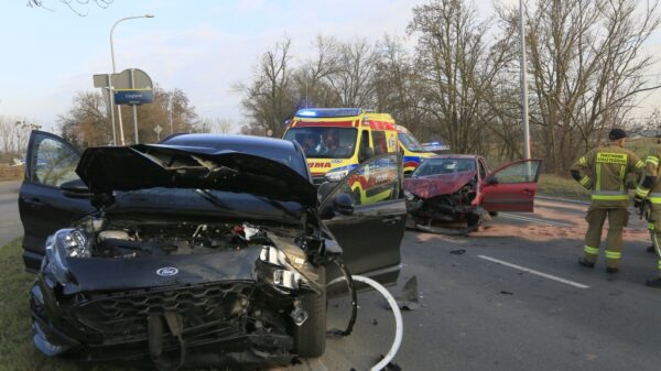 Wypadek na ul. Wrocławskiej w Opolu. Zderzenie dwóch aut przy moście nad Kanałem Ulgi